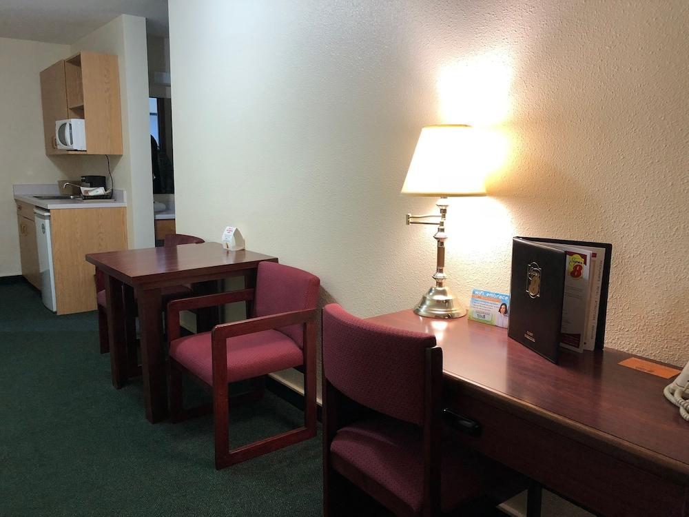Super 8 By Wyndham Moose Jaw Sk Hotel Buitenkant foto