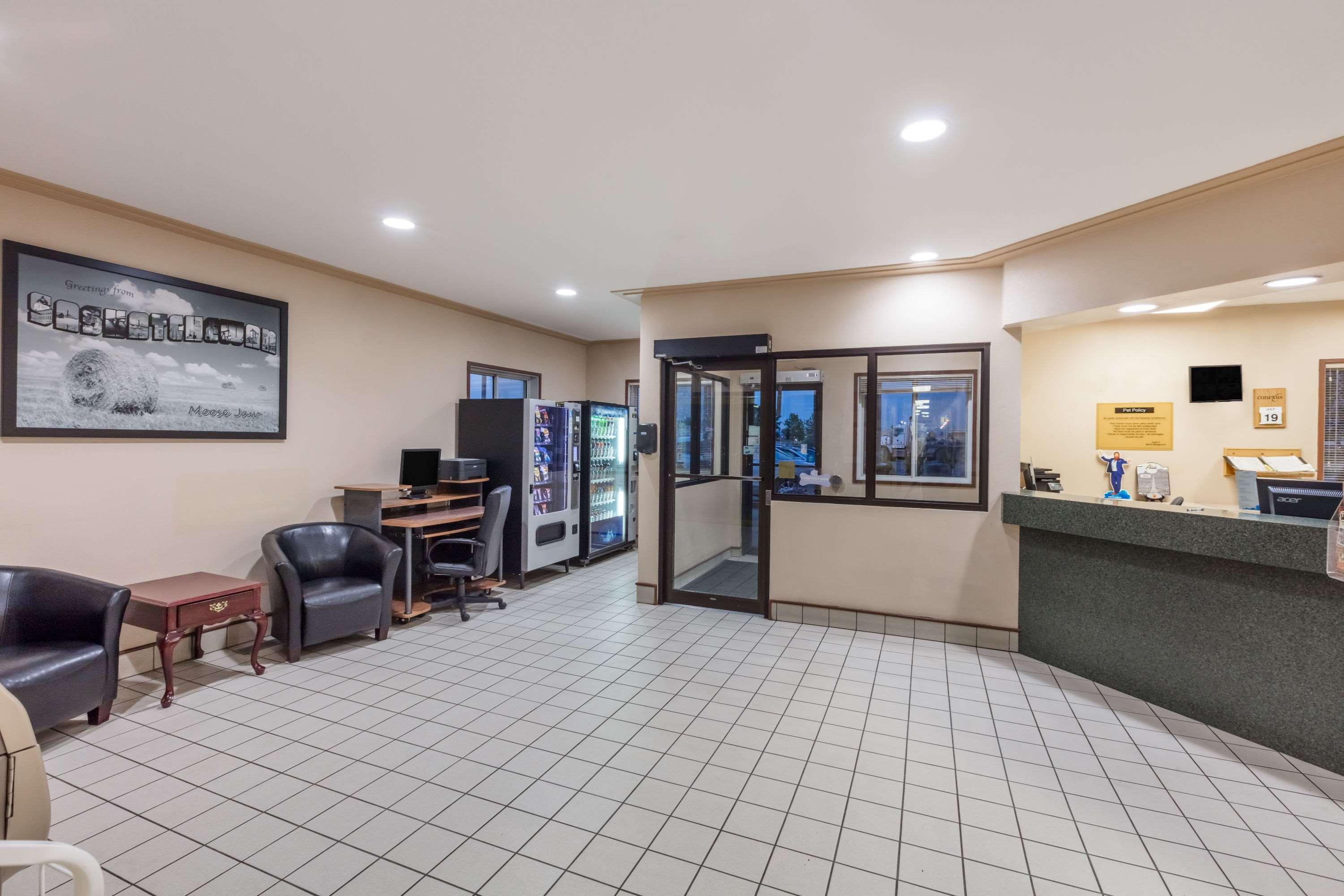 Super 8 By Wyndham Moose Jaw Sk Hotel Buitenkant foto