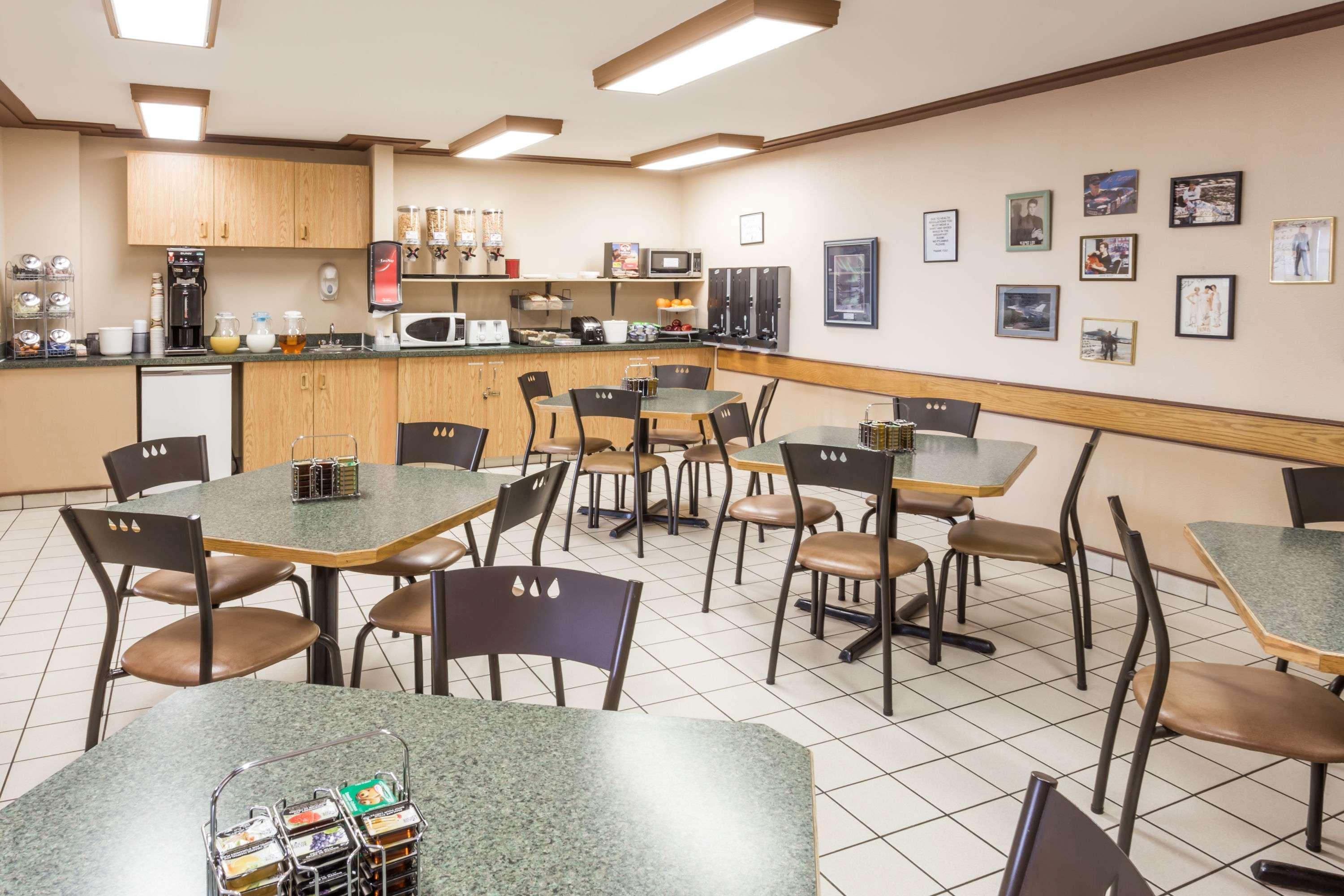 Super 8 By Wyndham Moose Jaw Sk Hotel Buitenkant foto