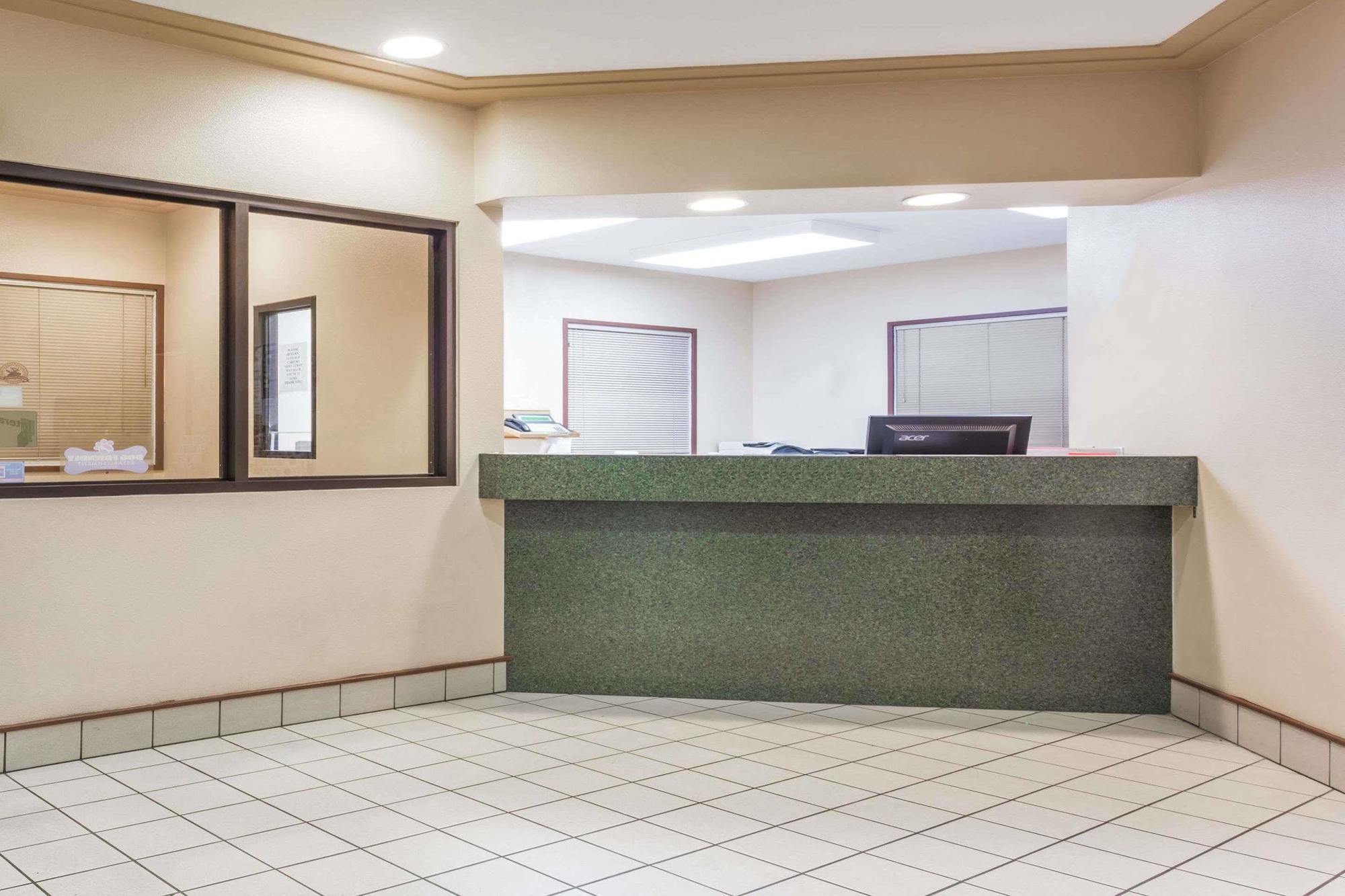 Super 8 By Wyndham Moose Jaw Sk Hotel Buitenkant foto