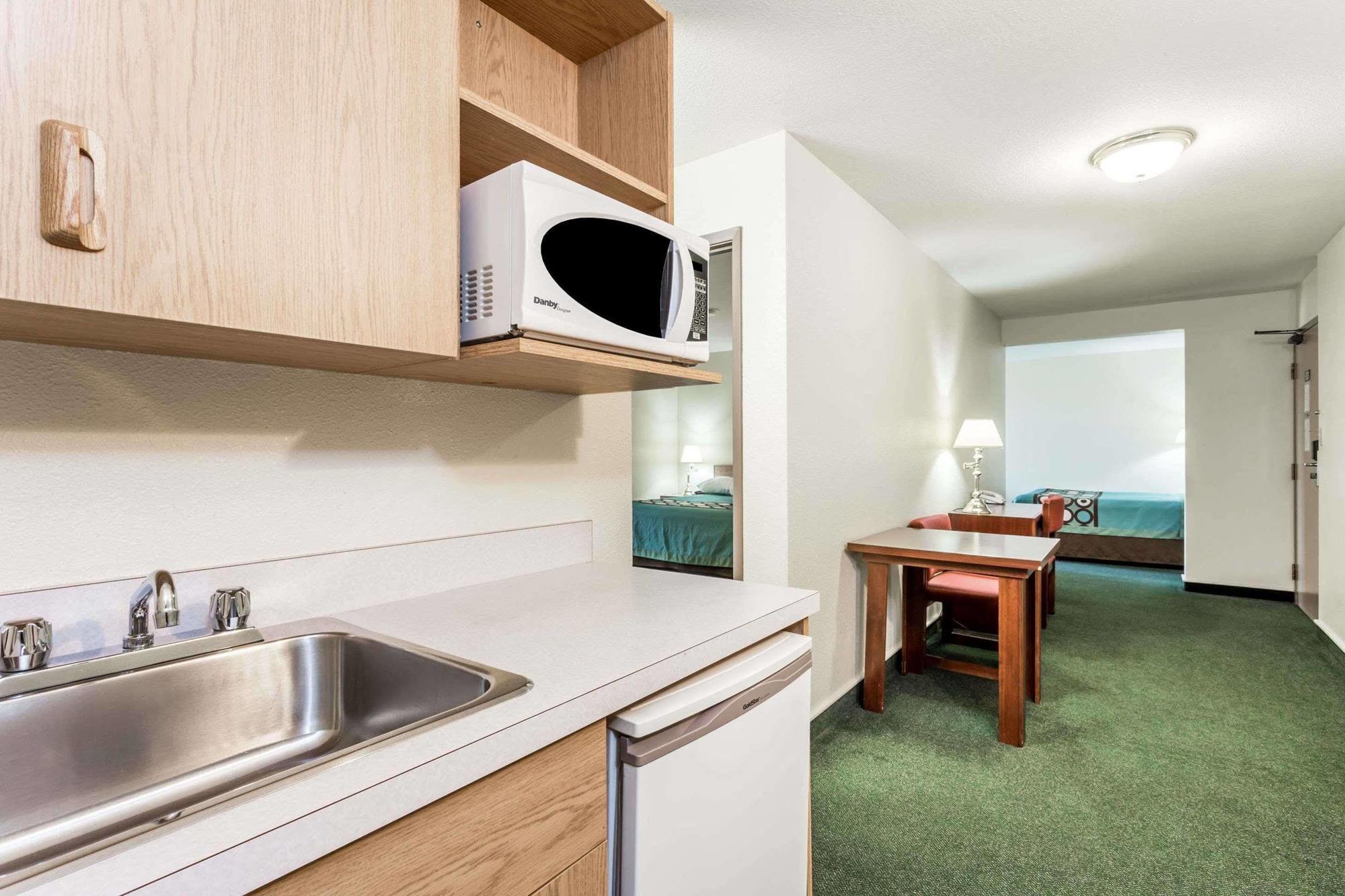 Super 8 By Wyndham Moose Jaw Sk Hotel Buitenkant foto