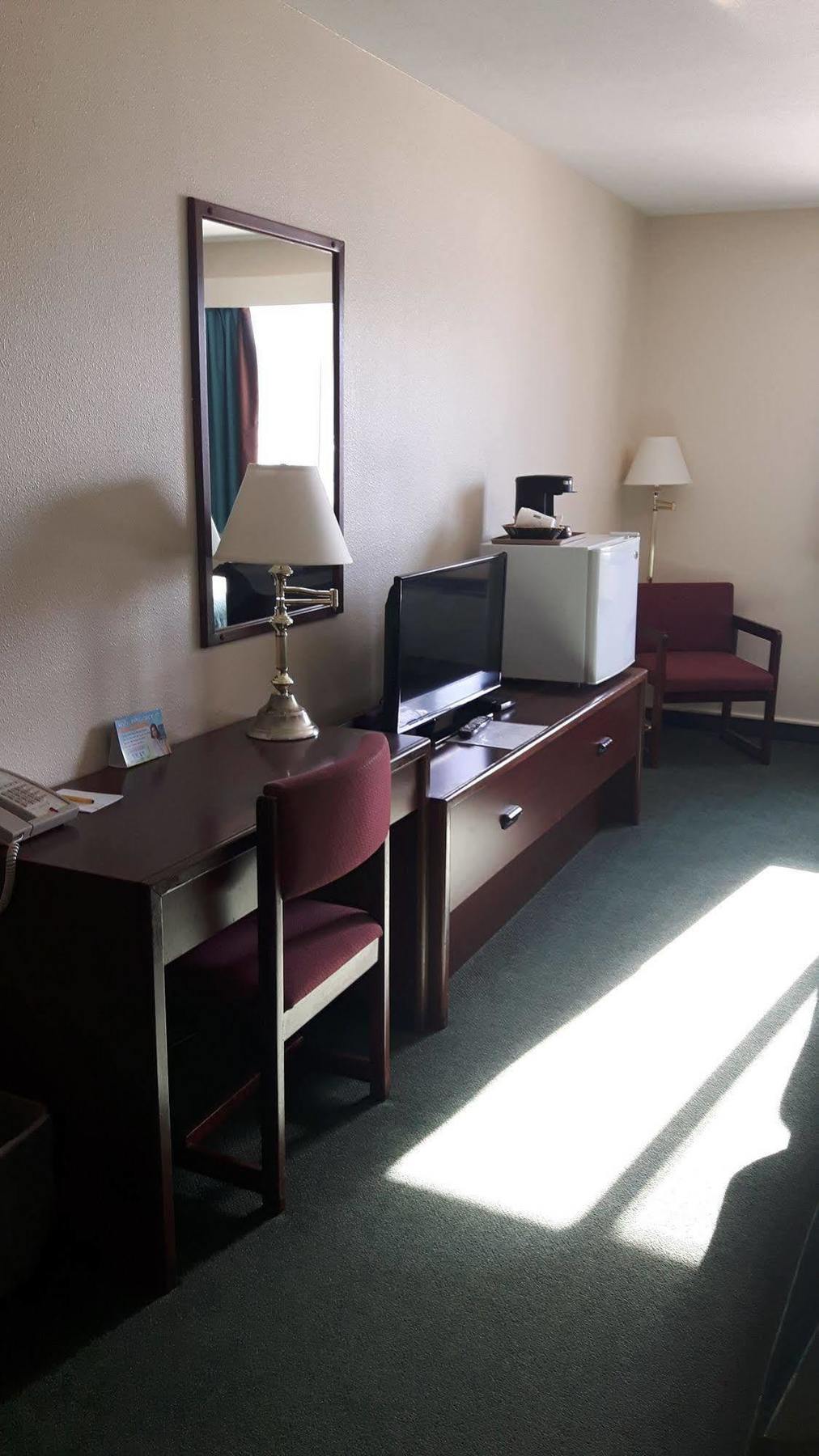 Super 8 By Wyndham Moose Jaw Sk Hotel Buitenkant foto