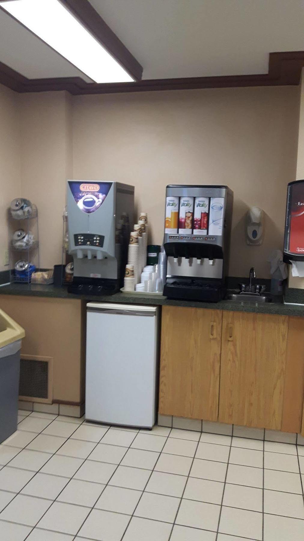 Super 8 By Wyndham Moose Jaw Sk Hotel Buitenkant foto